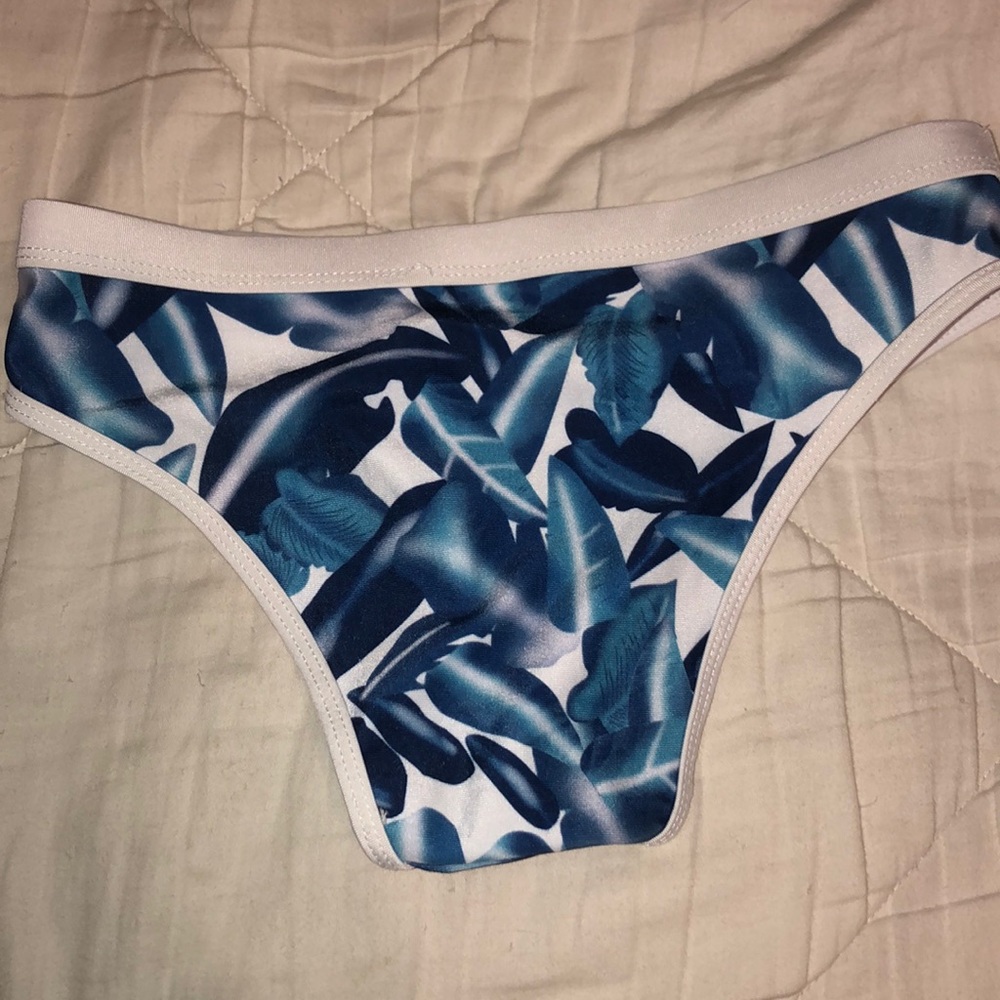 Bikini - Picture 5 of 5